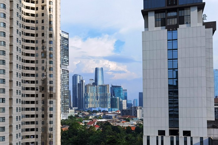 Gedung-gedung kawasan pusat kota dari ketinggian di Jakarta Selatan, Senin (17/1/2022).