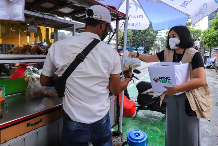 Relawan MNC Peduli saat melakukan sosialiasai protokol kesehatan dan membagikan paket kesehatan di kawasan Stasiun Gondangdia, Kebon Sirih.