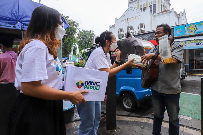 Relawan MNC Peduli saat melakukan sosialiasai protokol kesehatan dan membagikan paket kesehatan di kawasan Stasiun Gondangdia, Kebon Sirih.