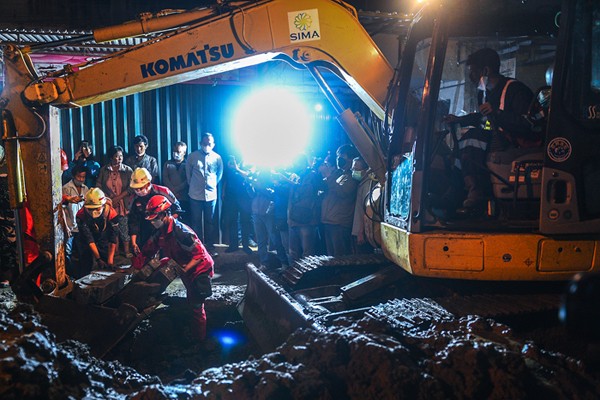 Balai Arkeologi Sumsel bersama pihak PT Waskita Karya mengali kembali nisan kuno yang ditemukan di lokasi pengalian proyek Instalasi Pengelolahan Air Limbah.