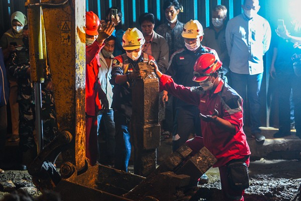 Balai Arkeologi Sumsel bersama pihak PT Waskita Karya mengali kembali nisan kuno yang ditemukan di lokasi pengalian proyek Instalasi Pengelolahan Air Limbah.
