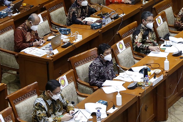 Direktur Utama BPJS Kesehatan Ali Ghufron Mukti mengikuti rapat dengar pendapat dengan Komisi IX DPR di Kompleks Parlemen.