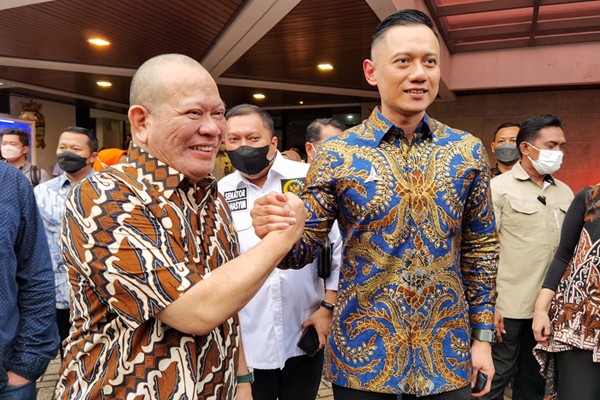 Ketua DPD La Nyalla Mattalitti usai menggelar pertemuan dengan Ketua Umum Partai Demokrat Agus Harimurti Yudhoyono di rumah dinasnya.