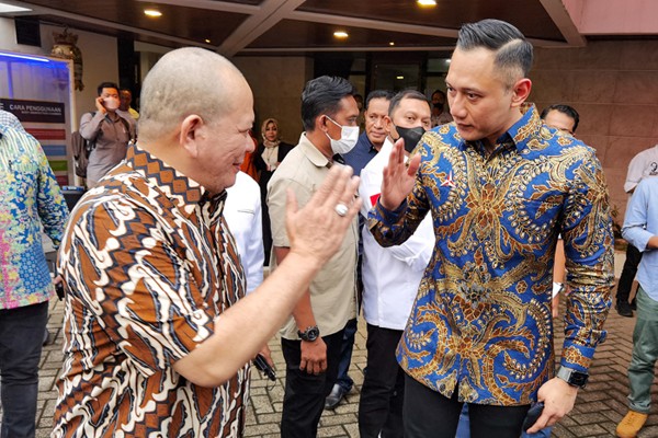 Ketua DPD La Nyalla Mattalitti usai menggelar pertemuan dengan Ketua Umum Partai Demokrat Agus Harimurti Yudhoyono di rumah dinasnya.
