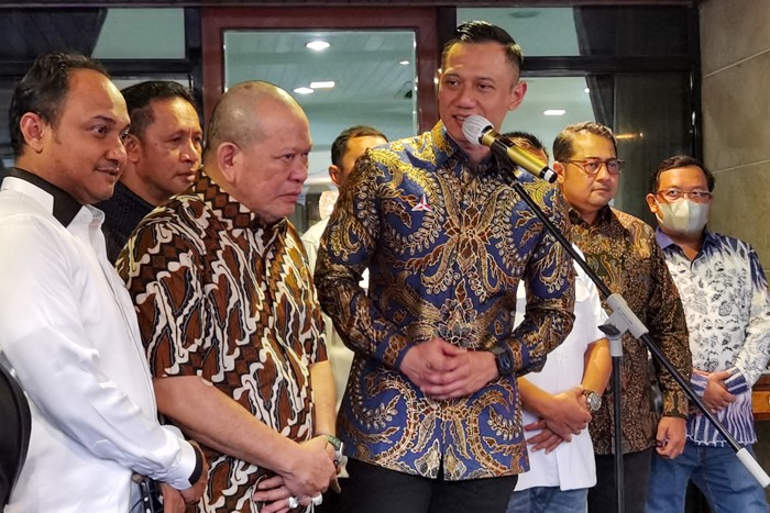Ketua DPD La Nyalla Mattalitti usai menggelar pertemuan dengan Ketua Umum Partai Demokrat Agus Harimurti Yudhoyono di rumah dinasnya.