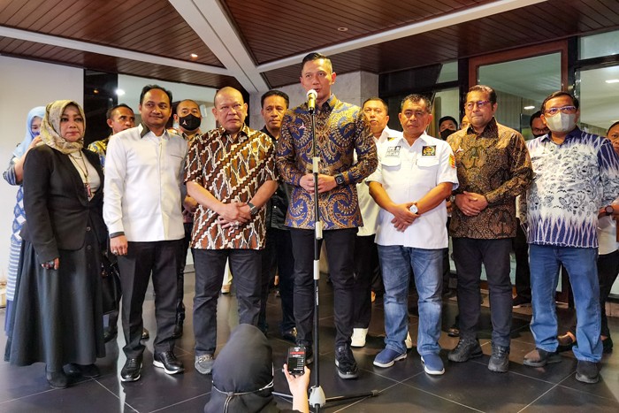 Ketua DPD La Nyalla Mattalitti usai menggelar pertemuan dengan Ketua Umum Partai Demokrat Agus Harimurti Yudhoyono di rumah dinasnya.