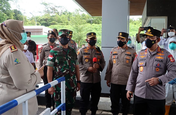 Kapolri Jenderal Listyo Sigit Prabowo mengecek langsung penerapan protokol kesehatan (prokes) dan prosedur pelaksanaan karantina bagi para PPLN.
