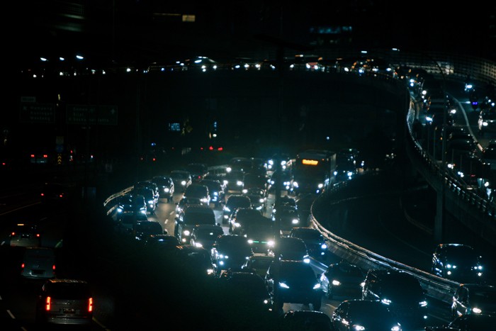 Suasana arus kendaraan yang terjebak macet saat jam pulang kerja di Jalan Gatot Subroto, Jakarta, Selasa (18/2/2022).