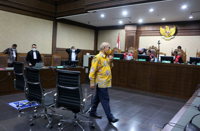 Tersangka Pemilik PT AMS, Kiagus Emil Fahmy Cornain menjalani sidang lanjutan di Pengadilan Tipikor, Jakarta, Selasa (18/1/2022).