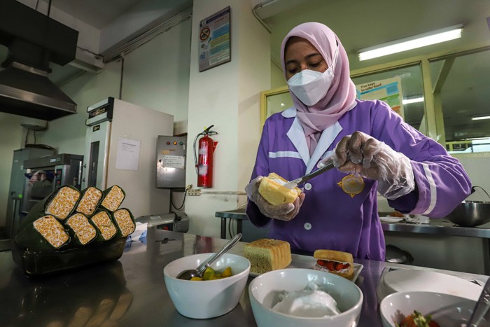 Sejumlah mahasiswa membuat produk olahan dengan bahan dasar tempe di Universitas Sahid (USAHID) Jakarta, Rabu (19/1/2022).