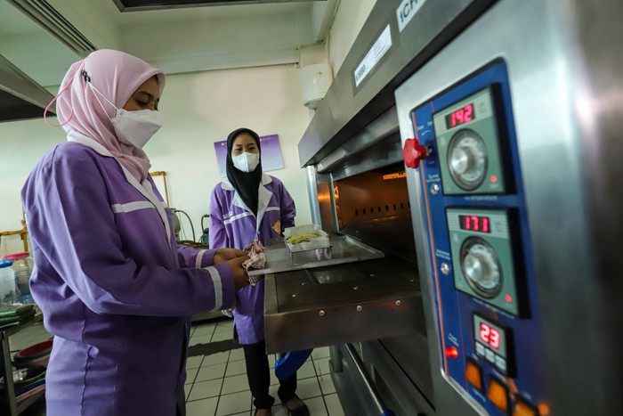 Sejumlah mahasiswa membuat produk olahan dengan bahan dasar tempe di Universitas Sahid (USAHID) Jakarta, Rabu (19/1/2022).