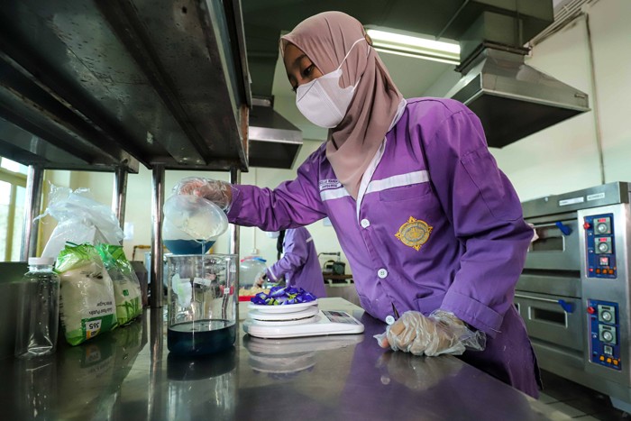 Sejumlah mahasiswa membuat produk olahan dengan bahan dasar tempe di Universitas Sahid (USAHID) Jakarta, Rabu (19/1/2022).