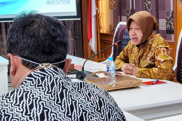 Menteri Sosial Tri Rismaharini saat konferensi pers mengenai perbaikan data terpadu kesejahteraan sosial.