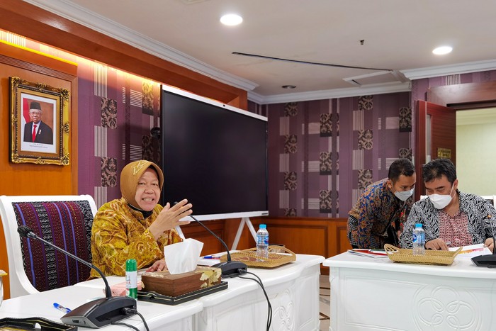 Menteri Sosial Tri Rismaharini saat konferensi pers mengenai perbaikan data terpadu kesejahteraan sosial.