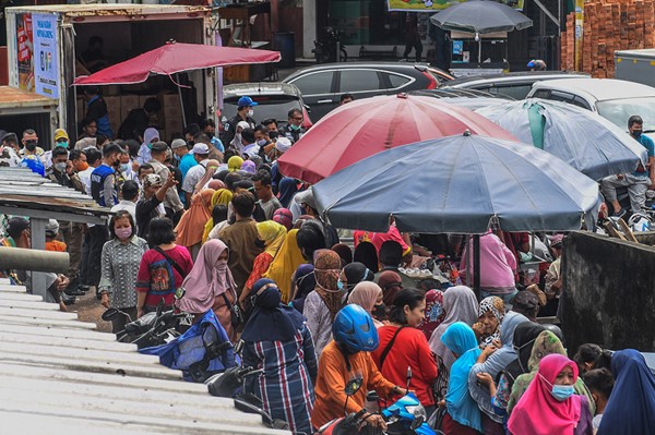 Wakil Wali Kota Palembang Fitrianti Agustinda hadir di operasi pasar murah minyak goreng di Pasar Sekip Ujung Jalan Amphibi.