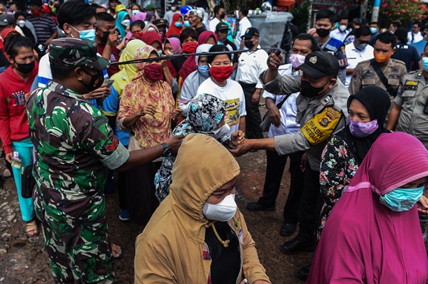 Wakil Wali Kota Palembang Fitrianti Agustinda hadir di operasi pasar murah minyak goreng di Pasar Sekip Ujung Jalan Amphibi.
