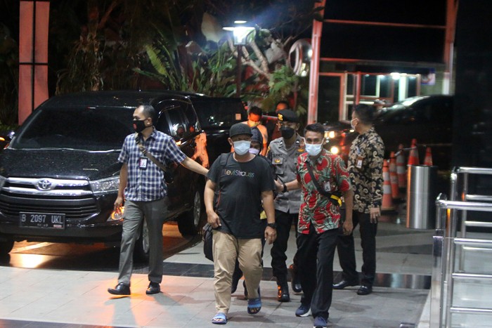 Sejumlah orang terdiri dari Aparatur Sipil Negara (ASN) dan pihak swasta dari Kabupaten Langkat Sumatera Utara yang terjarimg Operasi Tangkap Tangan.