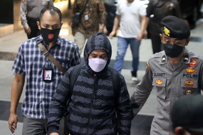 Sejumlah orang terdiri dari Aparatur Sipil Negara (ASN) dan pihak swasta dari Kabupaten Langkat Sumatera Utara yang terjarimg Operasi Tangkap Tangan.