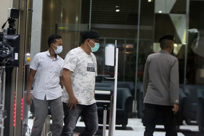 Sejumlah orang terdiri dari Aparatur Sipil Negara (ASN) dan pihak swasta dari Kabupaten Langkat Sumatera Utara yang terjarimg Operasi Tangkap Tangan.