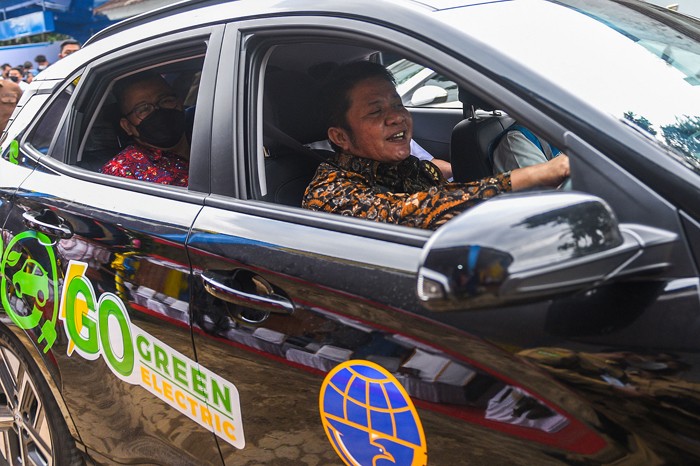 Petugas mengisi bahan bakar saat acara peresmian Stasiun Pengisian Kendaraan Listrik Umum (SPKLU) di Jalan Demang Daun Palembang, Selasa (18/1/2022).