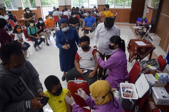 Sejumlah siswa saat mengikuti vaksinasi anak usia 6-11 untuk suntikan vaksin dosis kedua di SD Kebon Dalem 2 Semarang, Jawa Tengah, Rabu (12/1/2022).