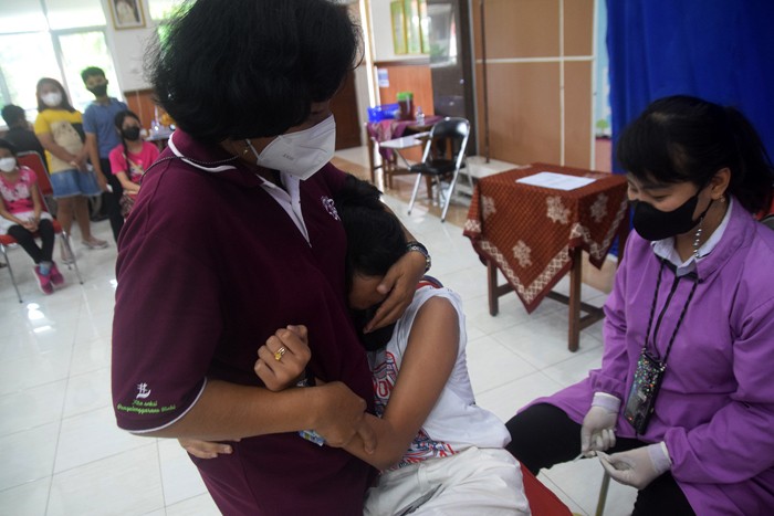 Sejumlah siswa saat mengikuti vaksinasi anak usia 6-11 untuk suntikan vaksin dosis kedua di SD Kebon Dalem 2 Semarang, Jawa Tengah, Rabu (12/1/2022).
