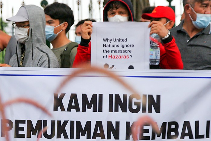 Pencari suaka asal Afghanistan melakukan aksi unjuk rasa di kawasan Monumen Nasional (Monas), Jakarta, Rabu (19/1/2022).