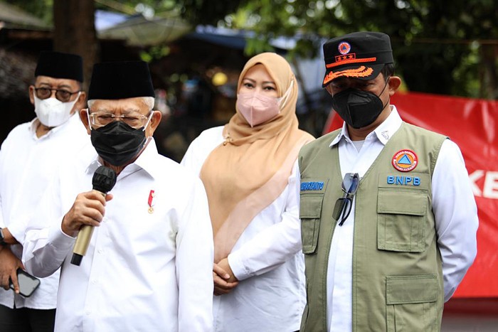 Kepala BNPB Letjen TNI Suharyanto mendampingi Wakil Presiden RI KH Ma’ruf Amin dalam peninjauan lokasi terdampak gempabumi M 6,6 di Kampung Cibeulah.
