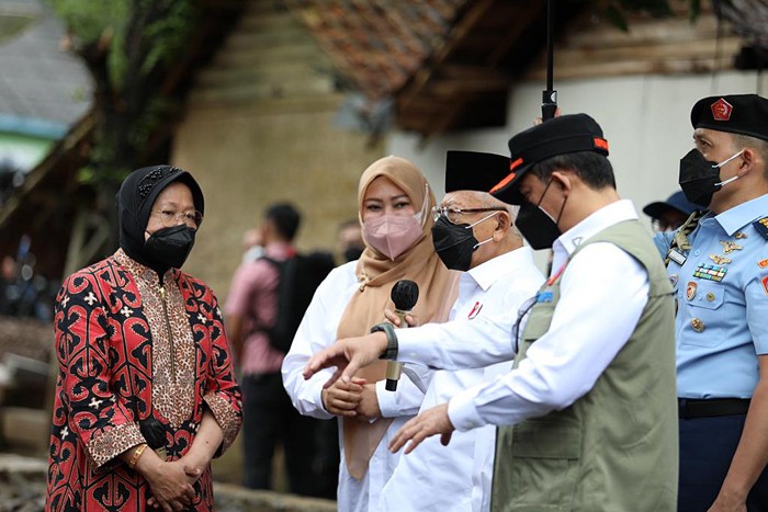 Kepala BNPB Letjen TNI Suharyanto mendampingi Wakil Presiden RI KH Ma’ruf Amin dalam peninjauan lokasi terdampak gempabumi M 6,6 di Kampung Cibeulah.