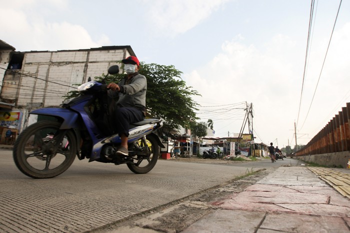 Warga melintas di jalan terusan yang belum selesai di kawasan Pasar Minggu, Jakarta Selatan, Kamis (20/1/2022).