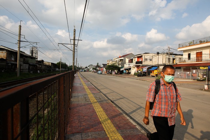 Warga melintas di jalan terusan yang belum selesai di kawasan Pasar Minggu, Jakarta Selatan, Kamis (20/1/2022).