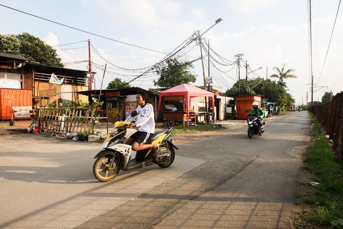 Warga melintas di jalan terusan yang belum selesai di kawasan Pasar Minggu, Jakarta Selatan, Kamis (20/1/2022).