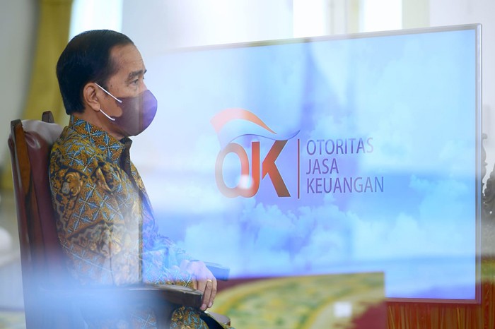Presiden Joko Widodo hadiri Pertemuan Tahunan Industri Jasa Keuangan Tahun 2022 dan Peluncuran Taksonomi Hijau Indonesia secara virtual.