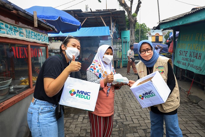 MNC Peduli membagikan Masker dan Vitamin, Waspada Omicron di DKI Jakarta di kawasan Kebon Jeruk, Jakarta Barat, Kamis (20/1/2022).