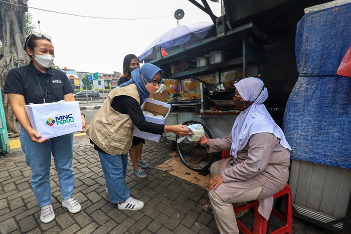 MNC Peduli membagikan Masker dan Vitamin, Waspada Omicron di DKI Jakarta di kawasan Kebon Jeruk, Jakarta Barat, Kamis (20/1/2022).