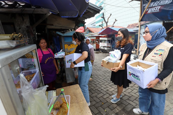 MNC Peduli membagikan Masker dan Vitamin, Waspada Omicron di DKI Jakarta di kawasan Kebon Jeruk, Jakarta Barat, Kamis (20/1/2022).