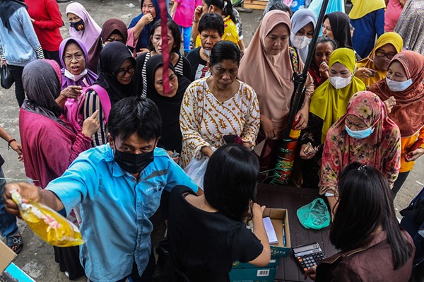 Warga membeli minyak goreng di Operasi Pasar Minyak Minyak Goreng Pasar 3-4 Ulu Jalan KH M Asyik, Kecamatan Seberang Ulu 1, Palembang, Kamis (20/1/2022).