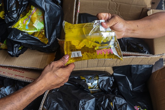 Warga membeli minyak goreng di Operasi Pasar Minyak Minyak Goreng Pasar 3-4 Ulu Jalan KH M Asyik, Kecamatan Seberang Ulu 1, Palembang, Kamis (20/1/2022).