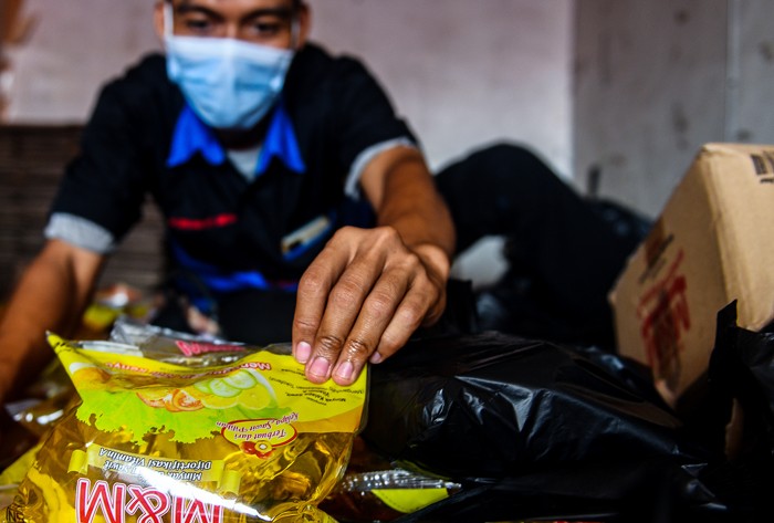 Warga membeli minyak goreng di Operasi Pasar Minyak Minyak Goreng Pasar 3-4 Ulu Jalan KH M Asyik, Kecamatan Seberang Ulu 1, Palembang, Kamis (20/1/2022).