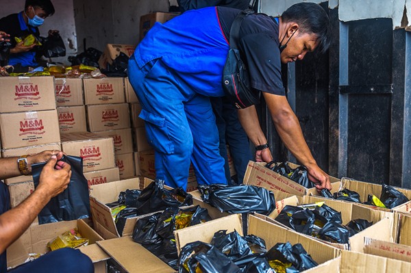 Warga membeli minyak goreng di Operasi Pasar Minyak Minyak Goreng Pasar 3-4 Ulu Jalan KH M Asyik, Kecamatan Seberang Ulu 1, Palembang, Kamis (20/1/2022).