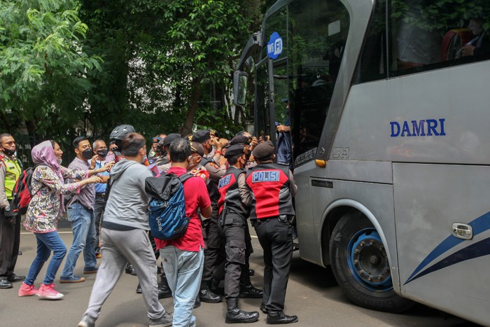 Petugas Polisi melarang ratusan pengungsi Afghanistan turun dari bus di depan kantor Amnesty Internasional Indonesia, Menteng, Jakarta Pusat, Rabu (19/1/2022).