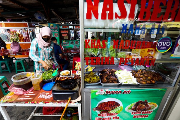 Aktivitas pedagang kaki lima di kawasan perkantoran, Jakarta Barat, Kamis (20/1/2022).
