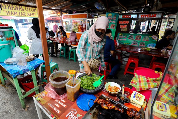 Aktivitas pedagang kaki lima di kawasan perkantoran, Jakarta Barat, Kamis (20/1/2022).