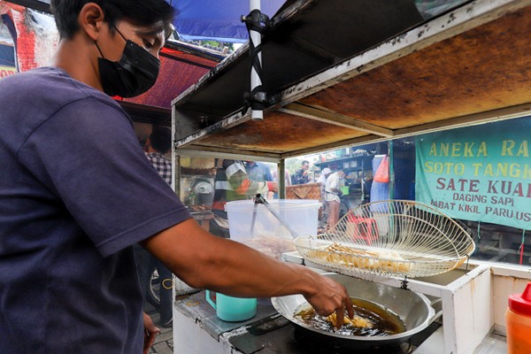 Aktivitas pedagang kaki lima di kawasan perkantoran, Jakarta Barat, Kamis (20/1/2022).