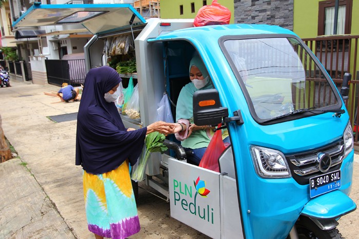 Ibu Tarmi memasarkan dagangan sayuran keliling menggunakan gerobak motor listrik di Kawasan Jagakarsa, Jakarta Selatan, Kamis (20/1/2022).