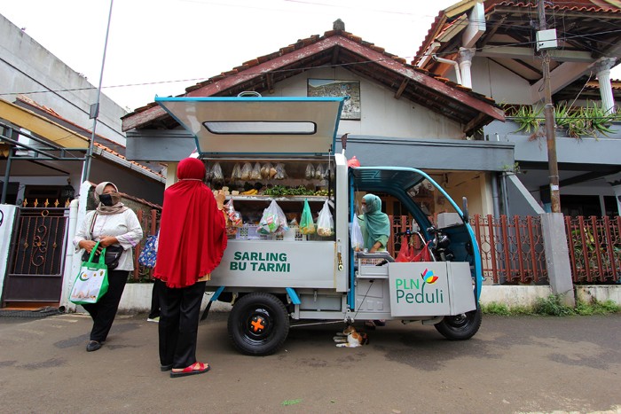 Ibu Tarmi memasarkan dagangan sayuran keliling menggunakan gerobak motor listrik di Kawasan Jagakarsa, Jakarta Selatan, Kamis (20/1/2022).