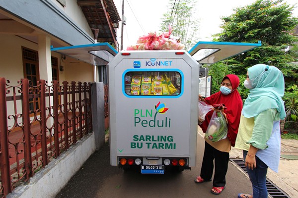 Ibu Tarmi memasarkan dagangan sayuran keliling menggunakan gerobak motor listrik di Kawasan Jagakarsa, Jakarta Selatan, Kamis (20/1/2022).