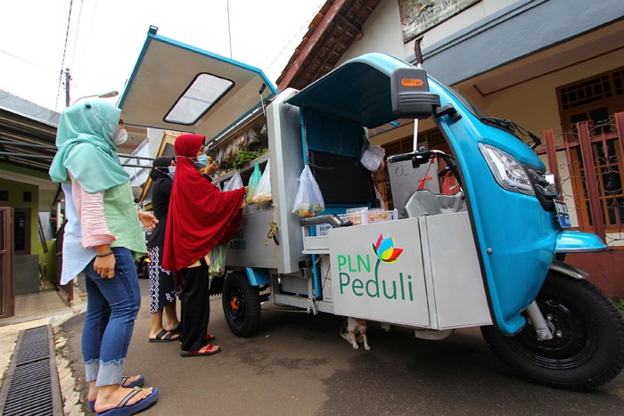Ibu Tarmi memasarkan dagangan sayuran keliling menggunakan gerobak motor listrik di Kawasan Jagakarsa, Jakarta Selatan, Kamis (20/1/2022).