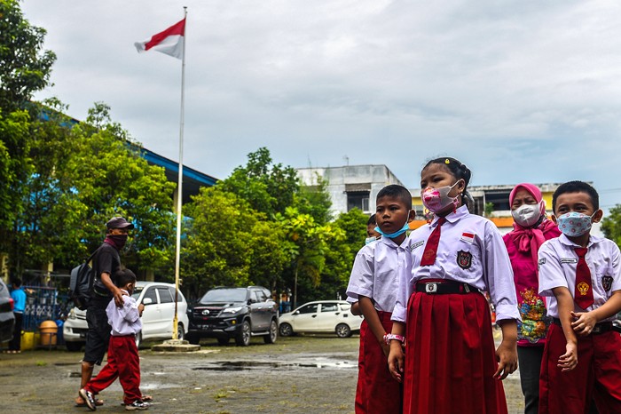 Petugas Polsekta Kemuning bersama petugas puskesmas melakukan vaksinasi Covid-19 ke murid SD Negeri 156.