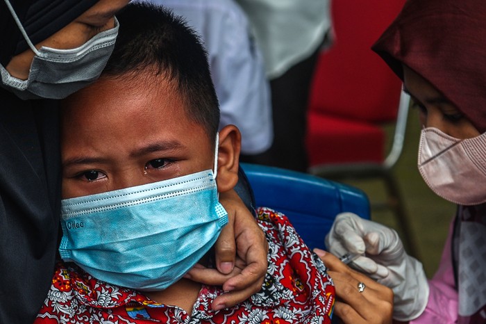 Petugas Polsekta Kemuning bersama petugas puskesmas melakukan vaksinasi Covid-19 ke murid SD Negeri 156.